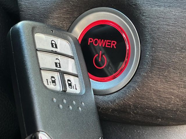 �yHonda�X�}�[�g�L�[�z�J�o����|�P�b�g�ɓ��ꂽ�܂܂ł��h�A�̎{���E�������\�ȃX�}�[�g�L�[�𑕔��B�G���W���̃I���E�I�t�����J�M�����o���K�v����������Ƃ��Ă��֗��ł���