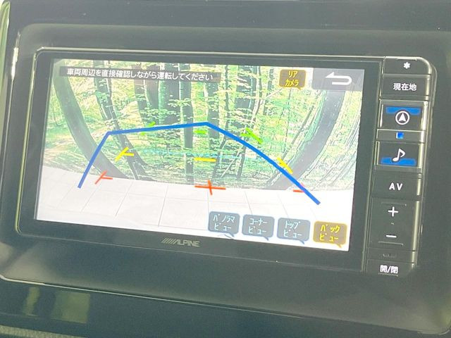 【バックカメラ】駐車時に後方がリアルタイム映像で確認できます。大型商業施設や立体駐車場での駐車時や、夜間のバック時に大活躍!運転スキルに関わらず、今や必須となった装備のひとつです!