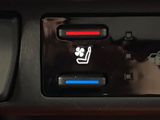 【シートヒーター&ベンチレーション】夏場は涼しい風でお尻や背中の熱やムレを防ぎ、冬はエアコンよりも早く温まってポカポカに!季節を問わず快適に過ごせます。