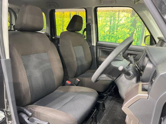 運転席シート廻りは使用感も少なく、良好な状態となっています。前オーナー様が丁寧に使っていたことがよくわかりますね。