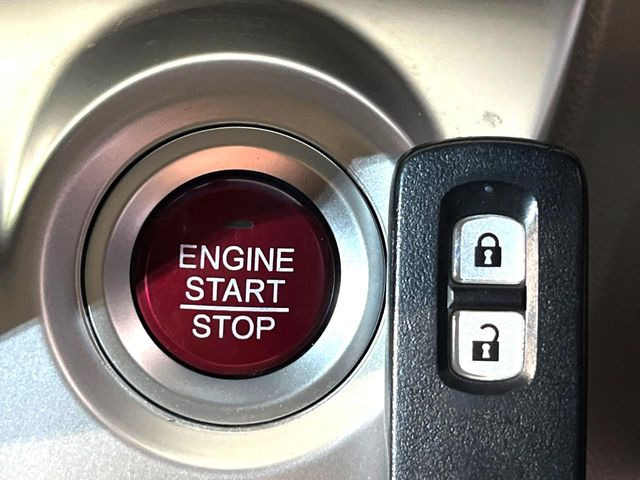 �yHonda�X�}�[�g�L�[�z�J�o����|�P�b�g�ɓ��ꂽ�܂܂ł��h�A�̎{���E�������\�ȃX�}�[�g�L�[�𑕔��B�G���W���̃I���E�I�t�����J�M�����o���K�v����������Ƃ��Ă��֗��ł���