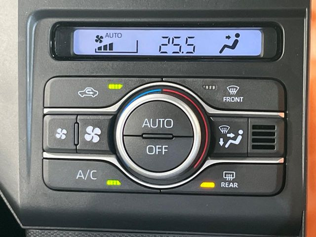 【オートエアコン】一度お好みの温度に設定すれば、車内の温度を検知し風量や温度を自動で調整。暑い&hellip;寒い&hellip;と何度もスイッチ操作をする必要はありません。快適な車内空間には必須の機能ですね♪