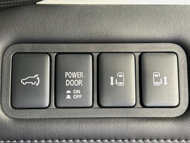 【両側パワースライドドア】スマートキーや運転席のスイッチで後席両側スライドドアの開閉が可能♪電動だから力を入れてドアを開ける必要が無く、小さなお子様でも簡単に開け閉めでき快適です♪