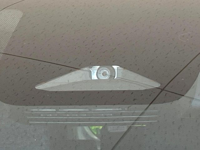 【トヨタセーフティセンス】走行中に前方の車両等を認識し、衝突しそうな時は警報とブレーキで衝突回避と被害軽減をアシスト。より安全にドライブをお楽しみいただけます。