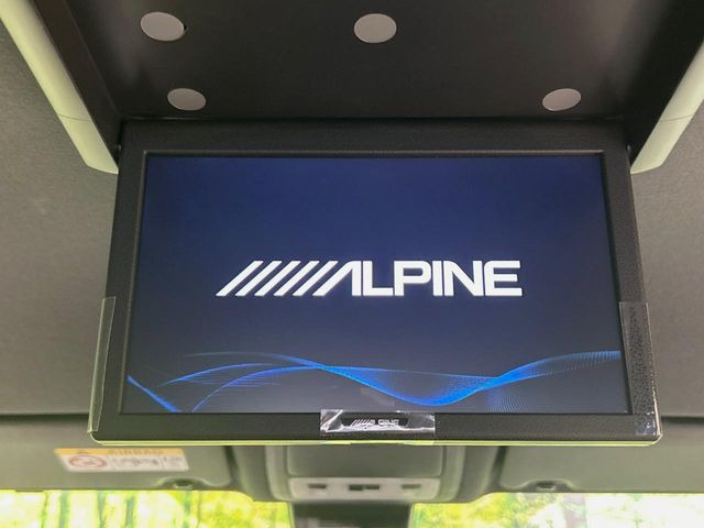 【フリップダウンモニター】大画面モニターで後席でもエンタメをお楽しみいただけます。小さなお子様にも大人気の装備です♪
