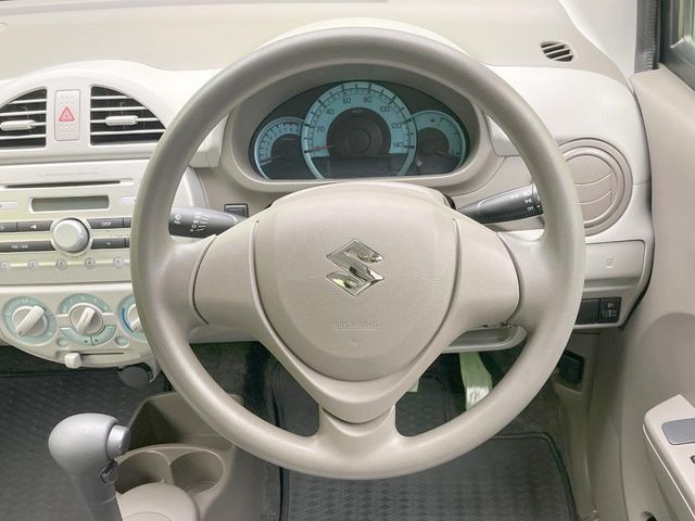 �C���e���A�ɍ��킹���f�U�C���̃X�e�A�����O�́A�^�]�������̂��Ƃ��l���A�^�]���₷���`��A�傫���ł��B�����x�A���ۂɐG���Ă��m���߂��������B