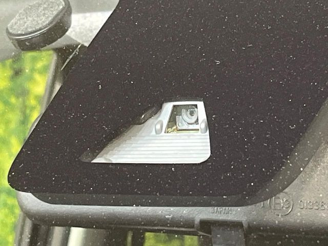 【スマートアシスト】走行中に前方の車両等を認識し、衝突しそうな時は警報とブレーキで衝突回避と被害軽減をアシスト。より安全にドライブをお楽しみいただけます。