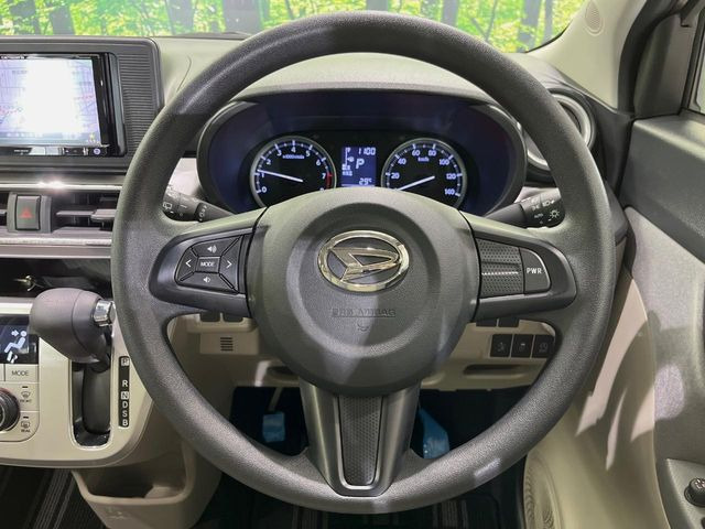 �C���e���A�ɍ��킹���f�U�C���̃X�e�A�����O�́A�^�]�������̂��Ƃ��l���A�^�]���₷���`��A�傫���ł��B�����x�A���ۂɐG���Ă��m���߂��������B