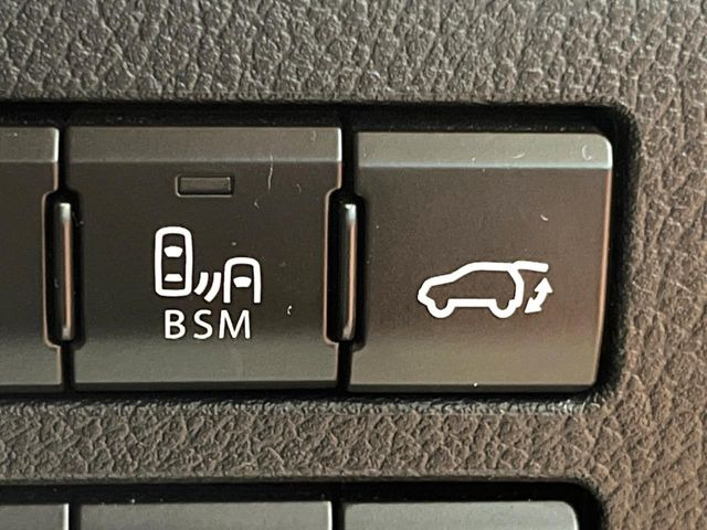 【パワーバックドア】スマートキーや運転席のボタンを押すだけでリアゲートが自動で開閉します!荷物を持っている時や、高い位置にあるバックドアを閉める際に便利な機能です♪