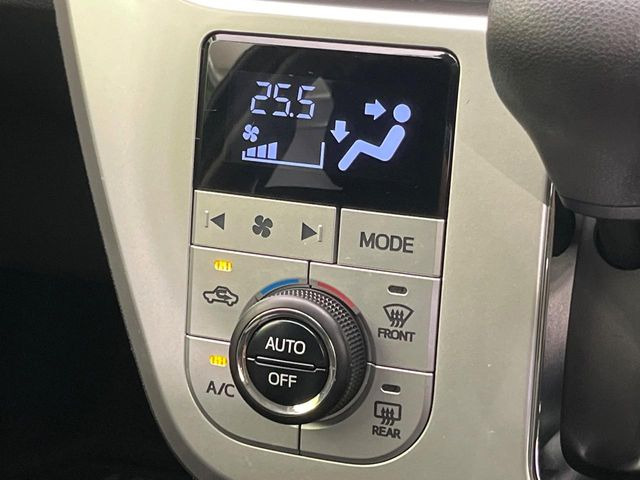 【オートエアコン】一度お好みの温度に設定すれば、車内の温度を検知し風量や温度を自動で調整。暑い&hellip;寒い&hellip;と何度もスイッチ操作をする必要はありません。快適な車内空間には必須の機能ですね♪