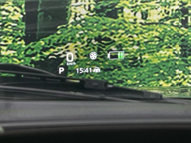 【ヘッドアップディスプレイ】現在の速度や走行情報をデジタル表示で運転席前方のガラスに投影!運転中、目線をずらさず必要な情報を確認できるのでとっても便利で安心!