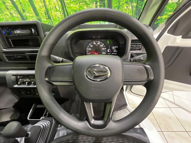�C���e���A�ɍ��킹���f�U�C���̃X�e�A�����O�́A�^�]�������̂��Ƃ��l���A�^�]���₷���`��A�傫���ł��B�����x�A���ۂɐG���Ă��m���߂��������B