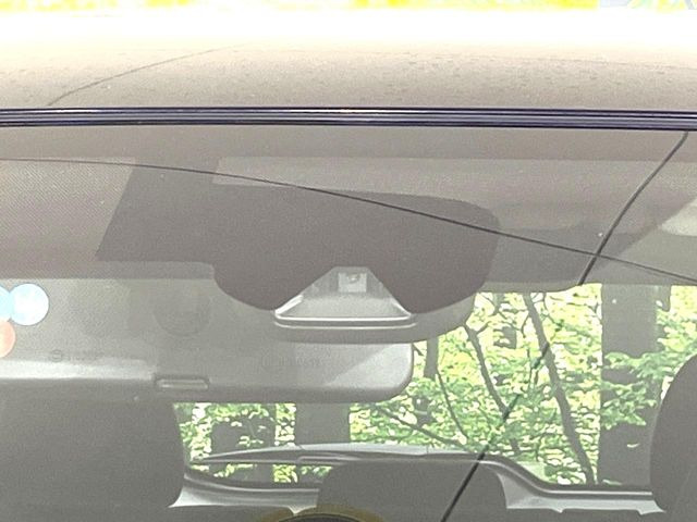 【エマージェンシーブレーキ】走行中に前方の車両等を認識し、衝突しそうな時は警報とブレーキで衝突回避と被害軽減をアシスト。より安全にドライブをお楽しみいただけます。