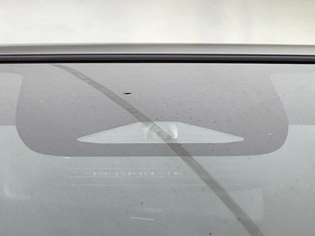 【トヨタセーフティセンス】走行中に前方の車両等を認識し、衝突しそうな時は警報とブレーキで衝突回避と被害軽減をアシスト。より安全にドライブをお楽しみいただけます。