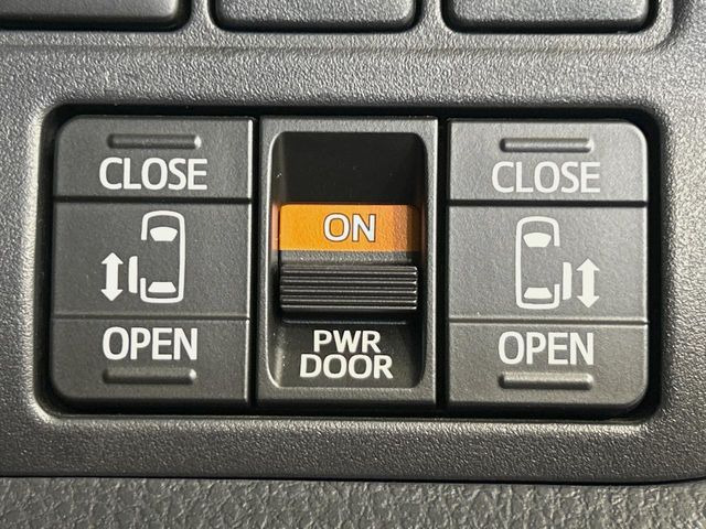 【両側パワースライドドア】スマートキーや運転席のスイッチで後席両側スライドドアの開閉が可能♪電動だから力を入れてドアを開ける必要が無く、小さなお子様でも簡単に開け閉めでき快適です♪