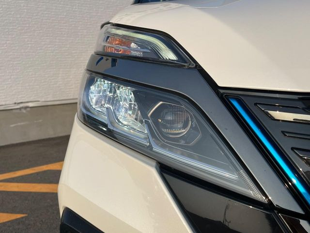 【LEDヘッドライト】悪天候や夜間走行時も良好な視界を確保し安心して運転できる高輝度LEDヘッドライトを装備!点灯速度が早く、消費電力も抑えられています。