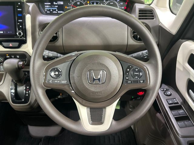 �C���e���A�ɍ��킹���f�U�C���̃X�e�A�����O�́A�^�]�������̂��Ƃ��l���A�^�]���₷���`��A�傫���ł��B�����x�A���ۂɐG���Ă��m���߂��������B