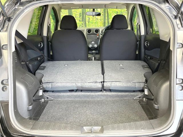 積み下ろしのしやすいデッキにはたっぷりと荷物を積み込んでいただけます。遊びから仕事まで、様々なシーンで頼れます♪