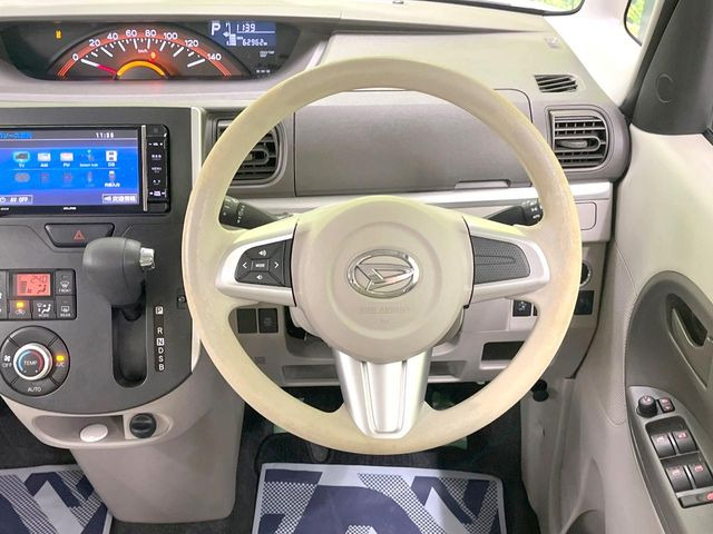�C���e���A�ɍ��킹���f�U�C���̃X�e�A�����O�́A�^�]�������̂��Ƃ��l���A�^�]���₷���`��A�傫���ł��B�����x�A���ۂɐG���Ă��m���߂��������B
