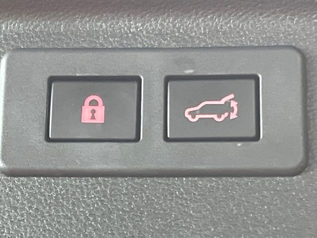 【パワーバックドア】スマートキーや運転席のボタンを押すだけでリアゲートが自動で開閉します!荷物を持っている時や、高い位置にあるバックドアを閉める際に便利な機能です♪