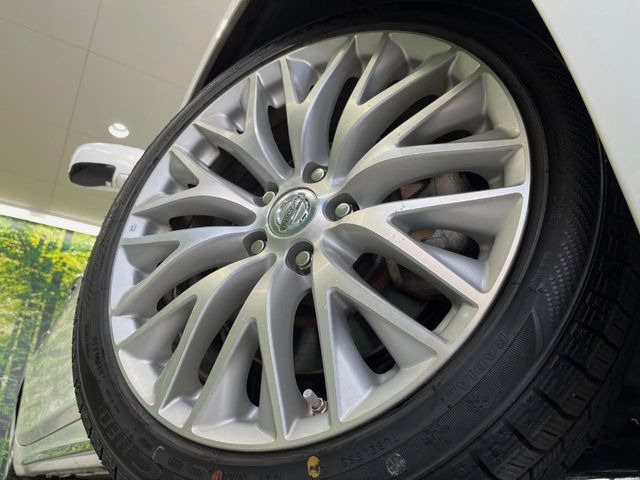 �y����18�C���`�A���~�z�C�[���z�O�ςɃ}�b�`���������A���~�z�C�[���𑕒����Ă���܂��B�e��ЊO�A���~�z�C�[����A�X�^�b�h���X�^�C�����戵�����Ă���܂��B���񂲑��k����������