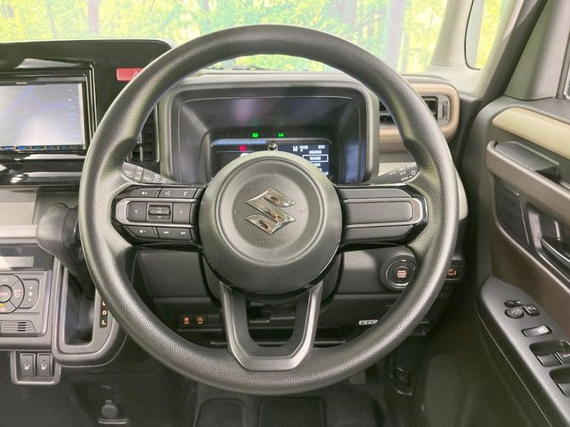�C���e���A�ɍ��킹���f�U�C���̃X�e�A�����O�́A�^�]�������̂��Ƃ��l���A�^�]���₷���`��A�傫���ł��B�����x�A���ۂɐG���Ă��m���߂��������B