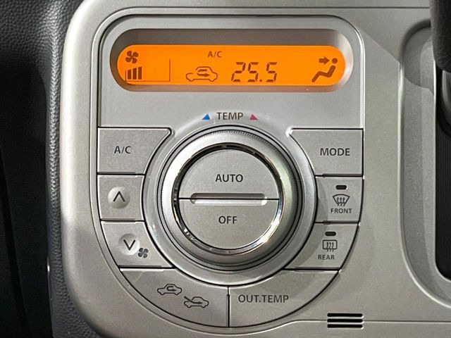 【オートエアコン】一度お好みの温度に設定すれば、車内の温度を検知し風量や温度を自動で調整。暑い&hellip;寒い&hellip;と何度もスイッチ操作をする必要はありません。快適な車内空間には必須の機能ですね♪