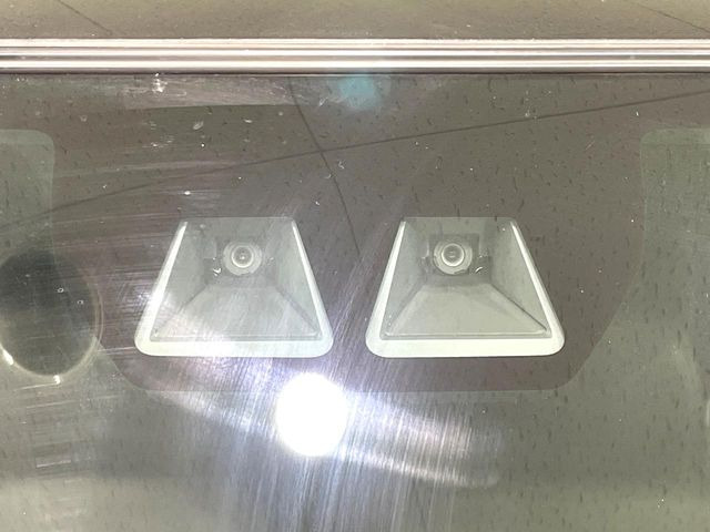 【スマートアシスト】走行中に前方の車両等を認識し、衝突しそうな時は警報とブレーキで衝突回避と被害軽減をアシスト。より安全にドライブをお楽しみいただけます。