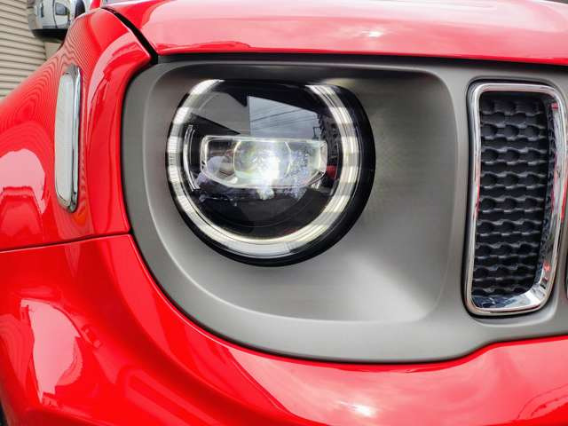 ��ۓI�Ȋی^�w�b�h���C�g�f�U�C���B�ЂƖڂ�Jeep�ƕ�����A�C�R�j�b�N�ȃX�^�C�����A�t�����g�t�F�C�X�Ɍ��Ƒ��݊���^���Ă��܂��B�������̒��ɗV�ѐS����������f�U�C���ł��B
