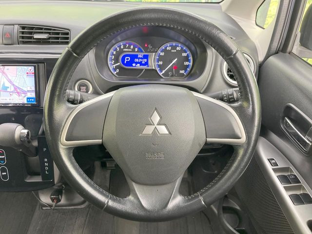 �C���e���A�ɍ��킹���f�U�C���̃X�e�A�����O�́A�^�]�������̂��Ƃ��l���A�^�]���₷���`��A�傫���ł��B�����x�A���ۂɐG���Ă��m���߂��������B