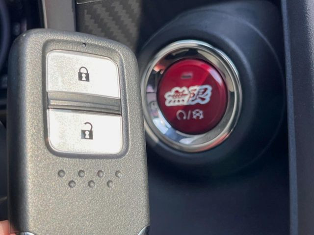 �yHonda�X�}�[�g�L�[�z�J�o����|�P�b�g�ɓ��ꂽ�܂܂ł��h�A�̎{���E�������\�ȃX�}�[�g�L�[�𑕔��B�G���W���̃I���E�I�t�����J�M�����o���K�v����������Ƃ��Ă��֗��ł���