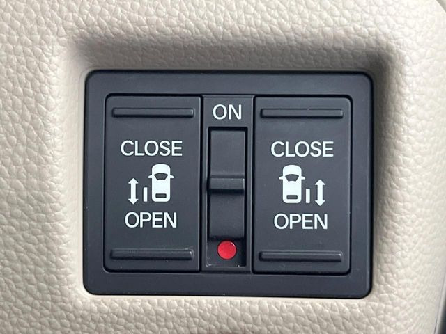 【両側パワースライドドア】スマートキーや運転席のスイッチで後席両側スライドドアの開閉が可能♪電動だから力を入れてドアを開ける必要が無く、小さなお子様でも簡単に開け閉めでき快適です♪