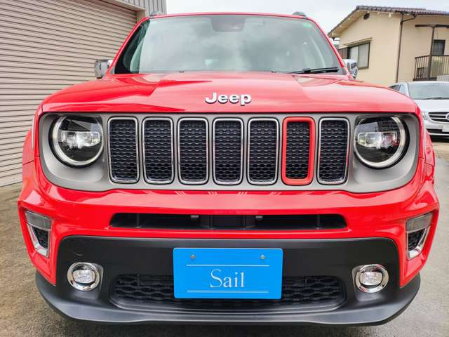 �`����7�X���b�g�O�������̗p�B�ЂƖڂ�Jeep�ƕ�����ے��I�ȃf�U�C�����ASUV�炵���͋����Ƒ��݊������o���܂��B�ی^�w�b�h���C�g�Ƃ̑g�ݍ��킹�ɂ��A�V�ѐS�̂���t�����g�t�F�C�X�Ɏd�オ���Ă��܂��B
