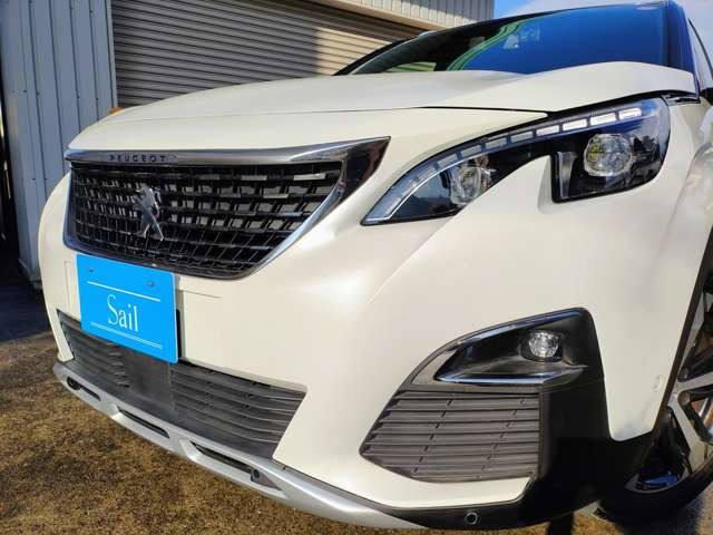 �V���[�v�ȃ��C���ō\�����ꂽ�t�����g�t�F�C�X���A��i�I�ȕ��͋C��SUV�炵���͋��������o���܂��B�����܂Œ��J�ɑ��`���ꂽ�o���p�[�f�U�C���ɂ��A���芴�̂��鑶�݊������������܂��B
