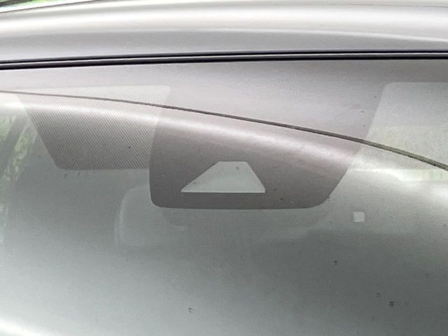 【トヨタセーフティセンス】走行中に前方の車両等を認識し、衝突しそうな時は警報とブレーキで衝突回避と被害軽減をアシスト。より安全にドライブをお楽しみいただけます。
