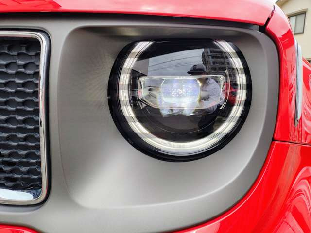 ��ۓI�Ȋی^�w�b�h���C�g�f�U�C���B�ЂƖڂ�Jeep�ƕ�����A�C�R�j�b�N�ȃX�^�C�����A�t�����g�t�F�C�X�Ɍ��Ƒ��݊���^���Ă��܂��B�������̒��ɗV�ѐS����������f�U�C���ł��B