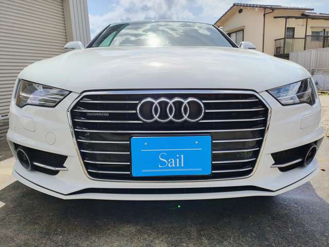 **Audi�̑��݊��́A���̃t�����g����B**���݊����ӂ��V���O���t���[���O�������AA7�X�|�[�c�o�b�N�̐������ꂽ�\������o�B�ЂƖڂ�Audi�Ƃ킩��A�u�����h���ے�����f�U�C���ł��B