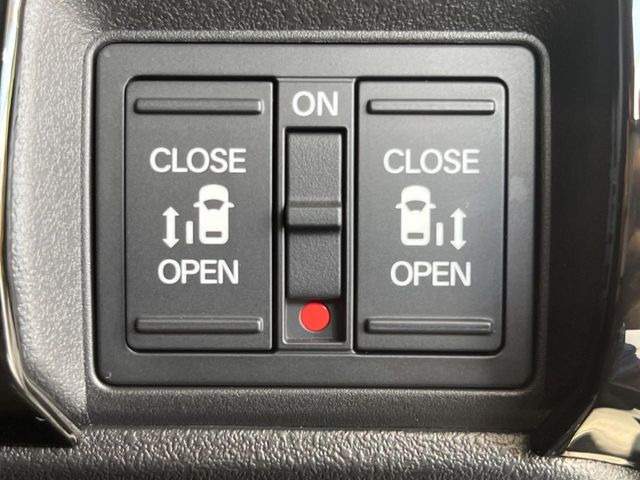 【両側パワースライドドア】スマートキーや運転席のスイッチで後席両側スライドドアの開閉が可能♪電動だから力を入れてドアを開ける必要が無く、小さなお子様でも簡単に開け閉めでき快適です♪