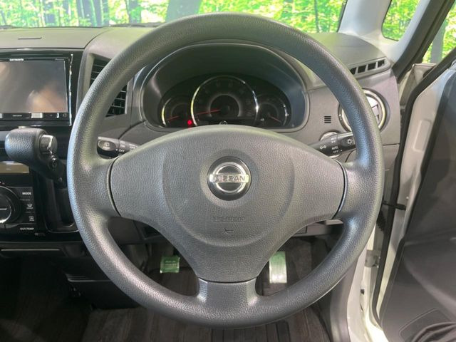 �C���e���A�ɍ��킹���f�U�C���̃X�e�A�����O�́A�^�]�������̂��Ƃ��l���A�^�]���₷���`��A�傫���ł��B�����x�A���ۂɐG���Ă��m���߂��������B
