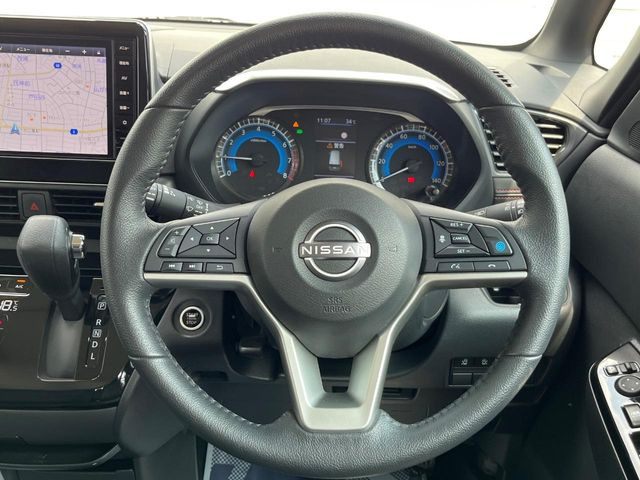 �C���e���A�ɍ��킹���f�U�C���̃X�e�A�����O�́A�^�]�������̂��Ƃ��l���A�^�]���₷���`��A�傫���ł��B�����x�A���ۂɐG���Ă��m���߂��������B