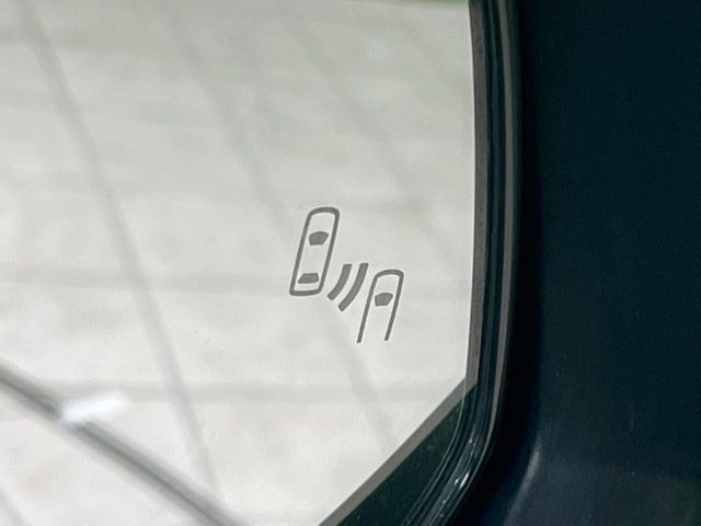 【ブラインドスポットモニター】走行中、ドアミラーの死角になりやすい箇所に後続車が接近するとサイドミラーのレンズに警告を表示!ドライバーに注意喚起をしてくれます。