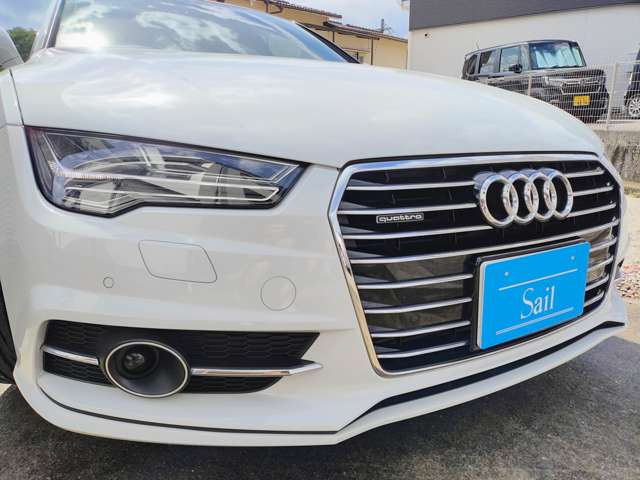 �ЂƖڂŐS���䂭�A���̕\��V���O���t���[���O�����𒆐S�ɍ\�����ꂽ�t�����g�t�F�C�X���AA7�X�|�[�c�o�b�N�Ȃ�ł͂̕i�i�ƃX�|�[�e�B����\������p�x�ɂ���ĕ\���ς���AAudi�炵���������ꂽ�f�U�C���ł�
