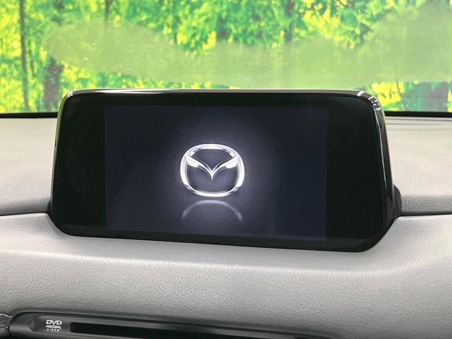 【マツダコネクト】車内の雰囲気にマッチした大型のディスプレイ。スマホ接続でのナビ使用やBluetooth再生等、様々な機能が楽しめます。直感的なダイヤル操作が可能で、使い勝手も良好です。