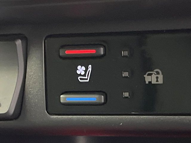 【シートヒーター&ベンチレーション】夏場は涼しい風でお尻や背中の熱やムレを防ぎ、冬はエアコンよりも早く温まってポカポカに!季節を問わず快適に過ごせます。