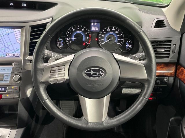 �C���e���A�ɍ��킹���f�U�C���̃X�e�A�����O�́A�^�]�������̂��Ƃ��l���A�^�]���₷���`��A�傫���ł��B�����x�A���ۂɐG���Ă��m���߂��������B