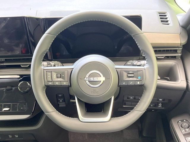 �C���e���A�ɍ��킹���f�U�C���̃X�e�A�����O�́A�^�]�������̂��Ƃ��l���A�^�]���₷���`��A�傫���ł��B�����x�A���ۂɐG���Ă��m���߂��������B