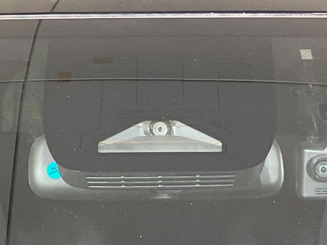 【トヨタセーフティセンス】走行中に前方の車両等を認識し、衝突しそうな時は警報とブレーキで衝突回避と被害軽減をアシスト。より安全にドライブをお楽しみいただけます。
