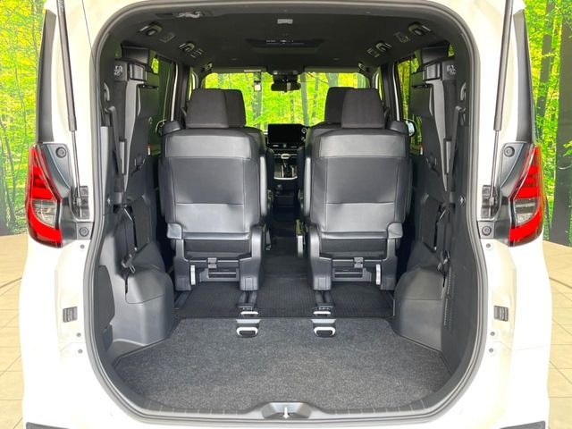 普段のお買い物や通勤、送迎等に十分な荷室スペースを確保しております。セカンドシートを倒すと、大きな荷物の積載も可能です♪