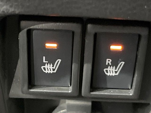 【シートヒーター】寒い日に重宝するシートヒーター!エアコンより早く温まってくれるので寒がりの人も安心ですね♪エアコンの温風は乾燥するから苦手、という方にもをおすすめです。