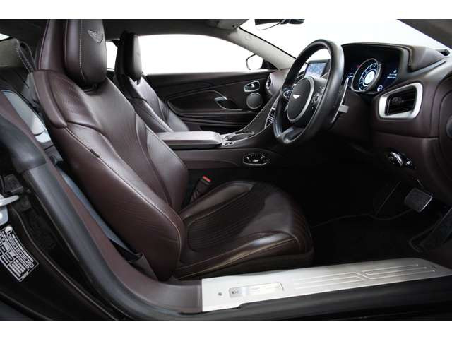 �I�v�V�����J���[�u�}�����u���b�N�v��DB11�̔������{�f�B���C�����ۗ������܂��B���̓�������ŕ\���ς���[�݂���J���[�́A�p���Ԃ炵���C�i�𑶕��ɖ��킦�܂�